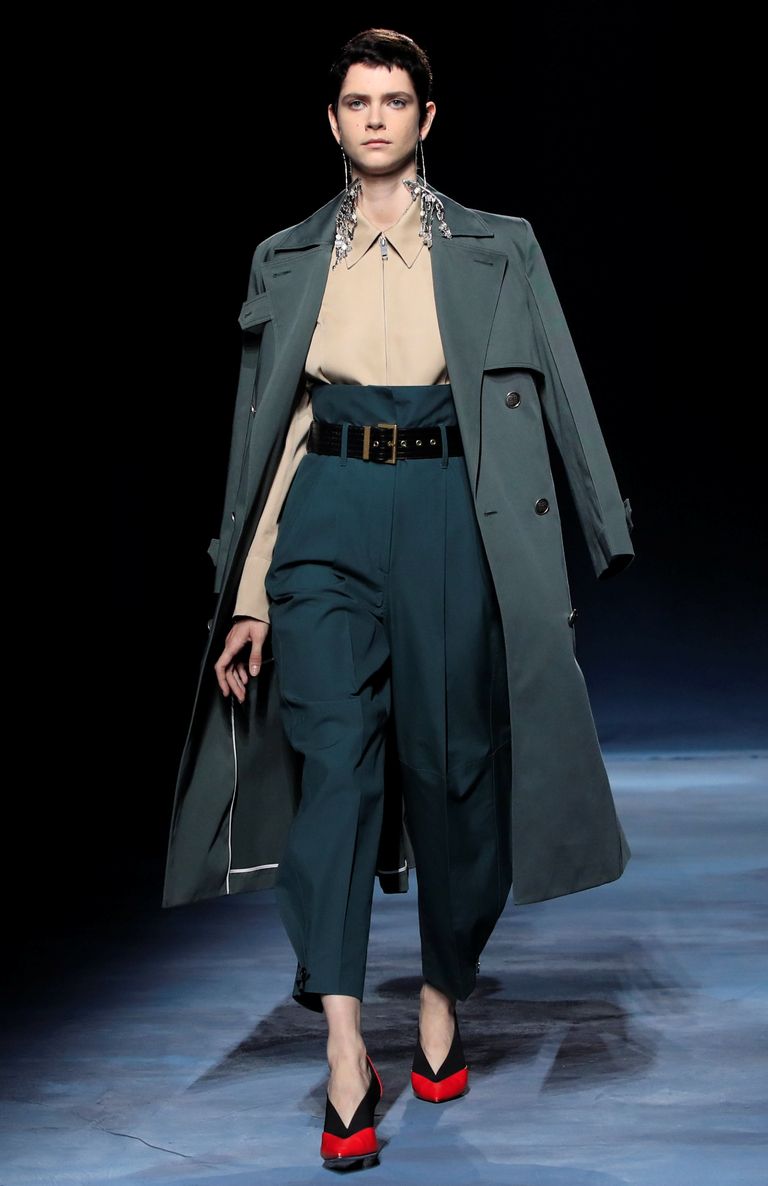 دار جيفنشي تتألق بملابس السهرة في أسبوع باريس للموضة