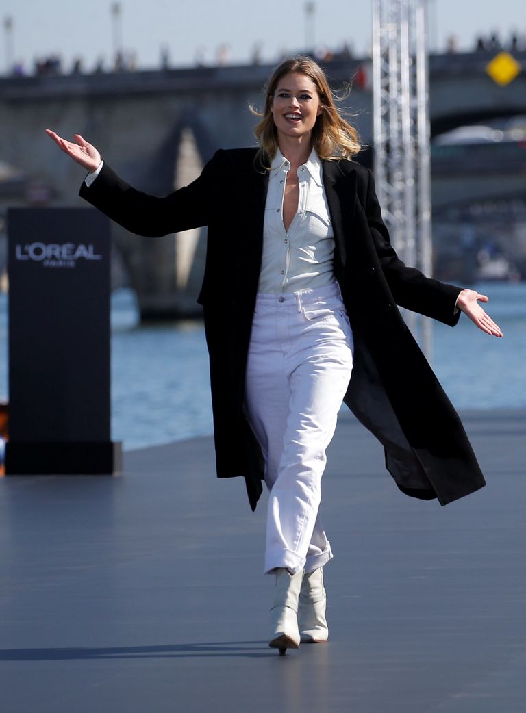 لوريال تعرض منتجاتها في نهر السين بمشاركة نجمات سينما