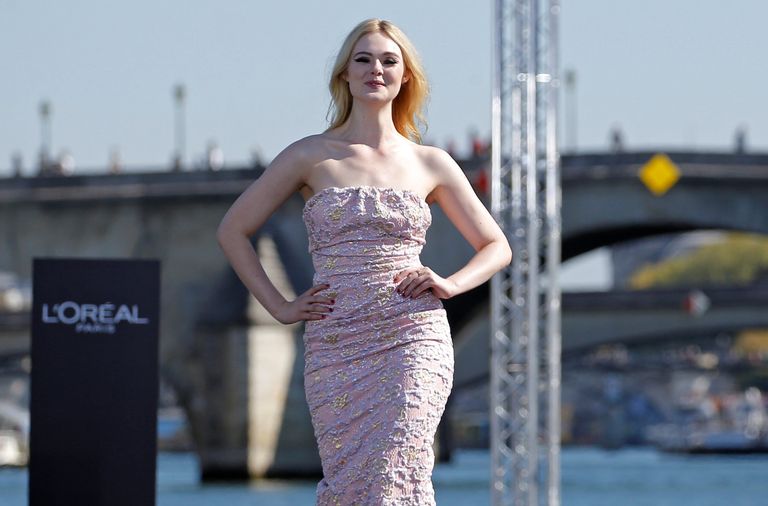 لوريال تعرض منتجاتها في نهر السين بمشاركة نجمات سينما