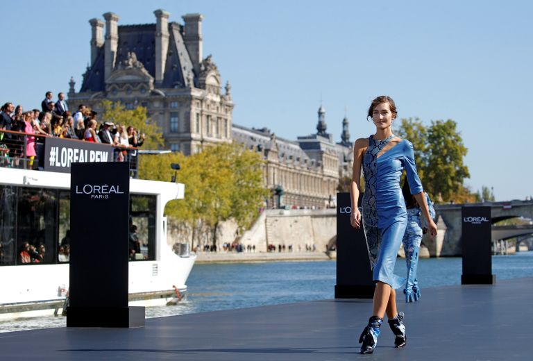 لوريال تعرض منتجاتها في نهر السين بمشاركة نجمات سينما