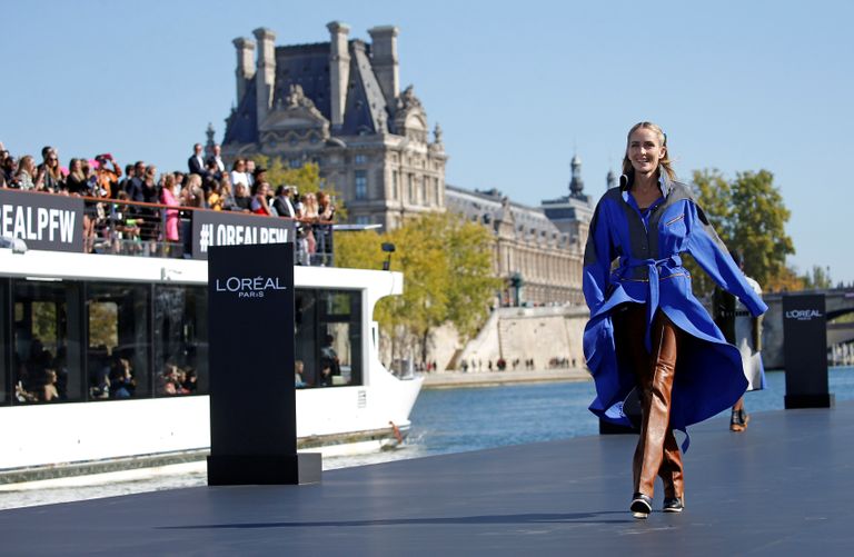 لوريال تعرض منتجاتها في نهر السين بمشاركة نجمات سينما