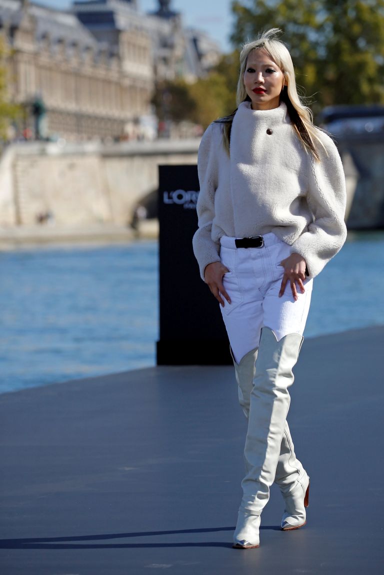 لوريال تعرض منتجاتها في نهر السين بمشاركة نجمات سينما