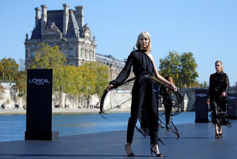 لوريال تعرض منتجاتها في نهر السين بمشاركة نجمات سينما