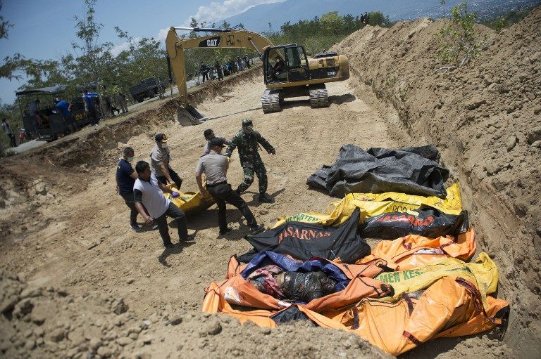 جانب من المقبرة الجماعية لضحايا الزلزال في إندونيسيا