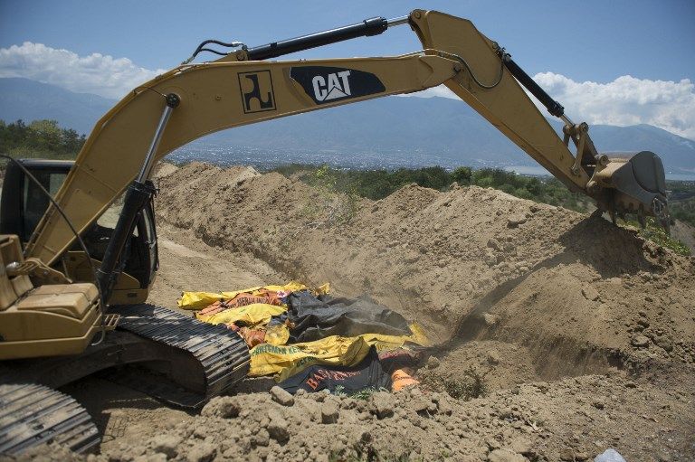 جانب من المقبرة الجماعية لضحايا الزلزال في إندونيسيا