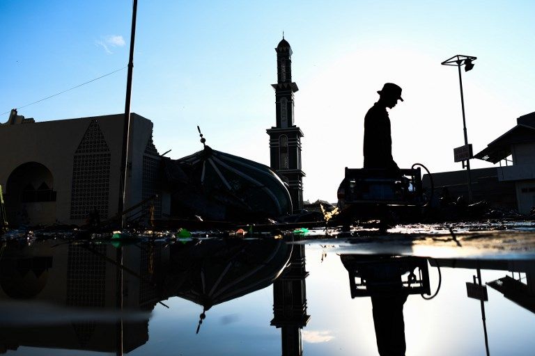 جانب من المقبرة الجماعية لضحايا الزلزال في إندونيسيا