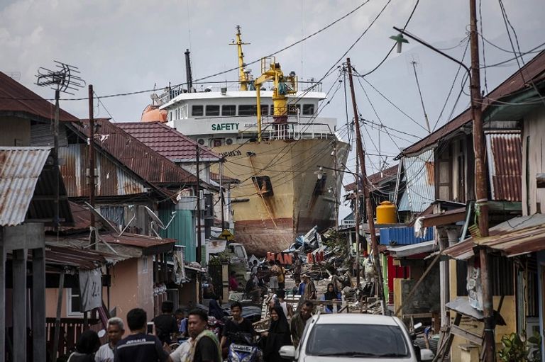 جانب من الدمار الذي خلفه زلزال وتسونامي إندونيسيا
