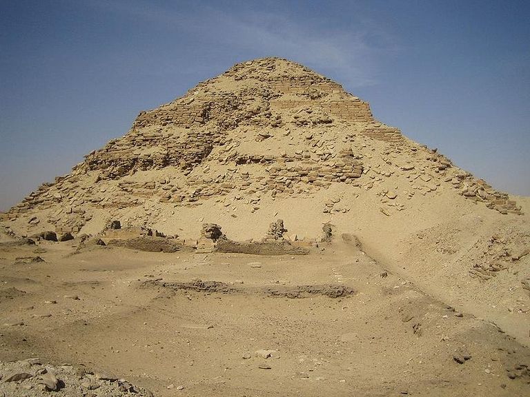 اكتشاف مقبرة أثرية شمال منطقة سقارة بالجيزة