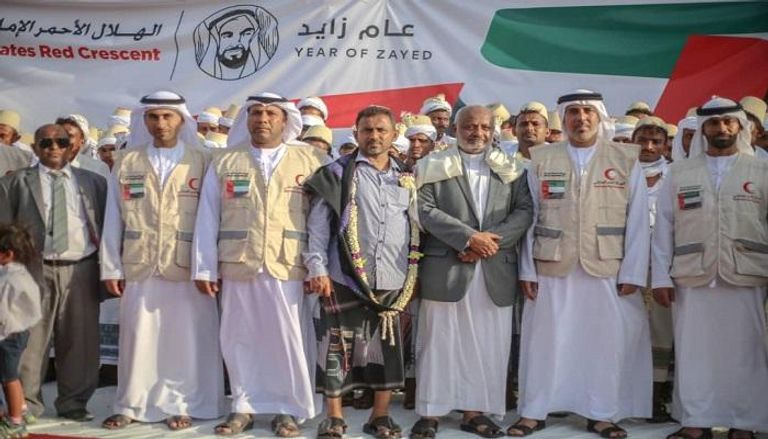 الإمارات ترعى عرسا جماعيا لـ100 شاب في الساحل الغربي لليمن 