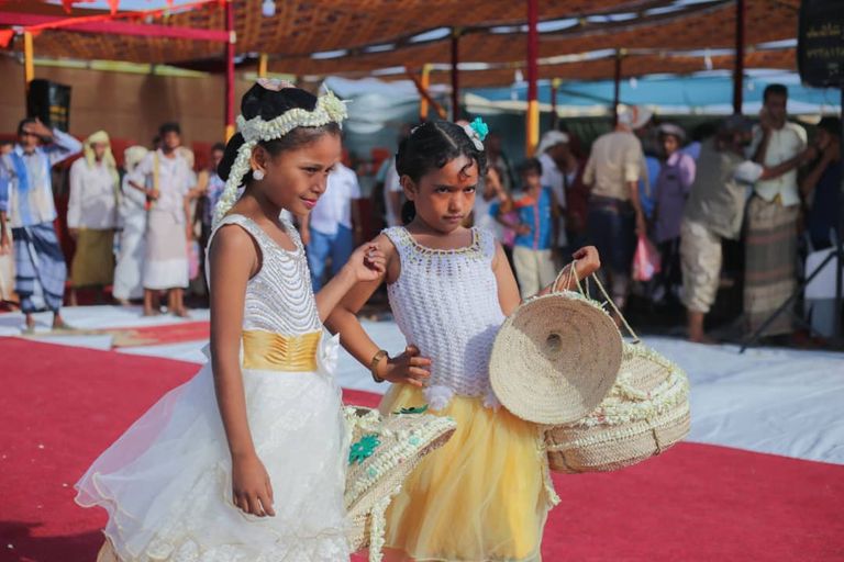 الإمارات ترعى عرسا جماعيا لـ100 شاب في الساحل الغربي لليمن