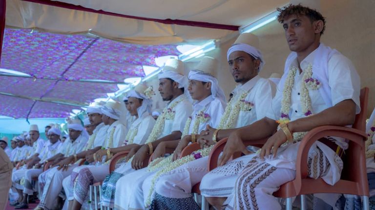 الإمارات ترعى عرسا جماعيا لـ100 شاب في الساحل الغربي لليمن
