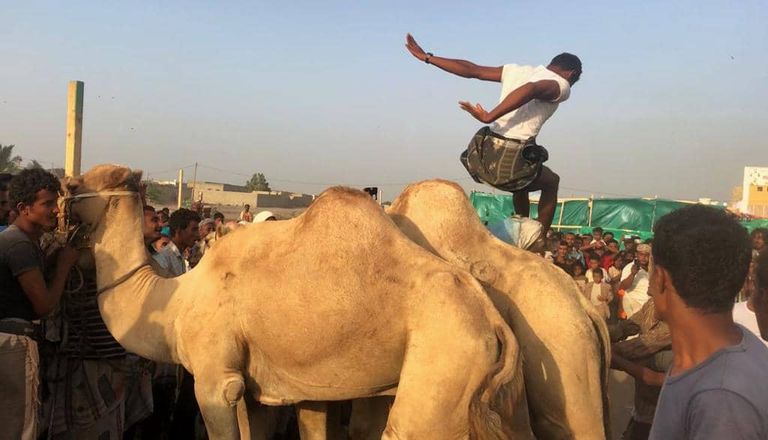 الإمارات ترعى عرسا جماعيا لـ100 شاب في الساحل الغربي لليمن