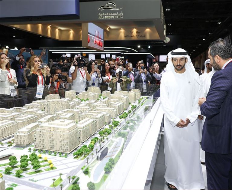 حمدان بن محمد بن راشد يفتتح معرض 