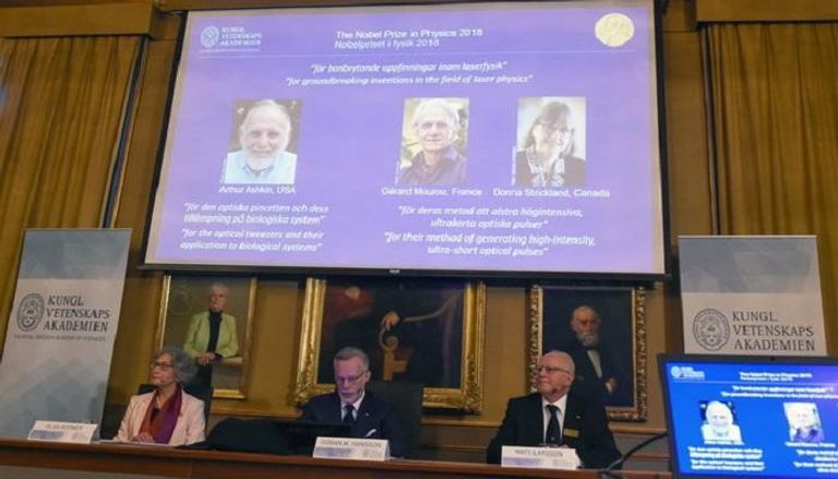 فوز 3 علماء بجائزة نوبل للفيزياء
