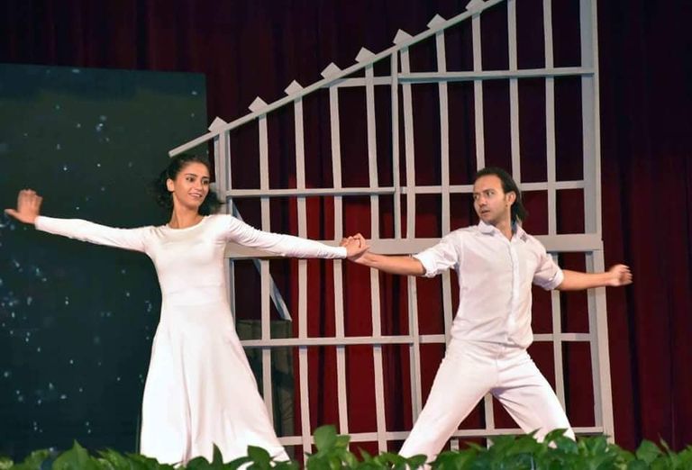 الفنان يحيى الفخراني يتسلم درع ملتقى القاهرة الدولي للمسرح الجامعي