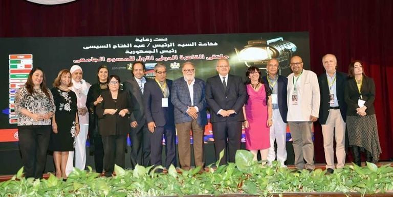 الفنان يحيى الفخراني يتسلم درع ملتقى القاهرة الدولي للمسرح الجامعي