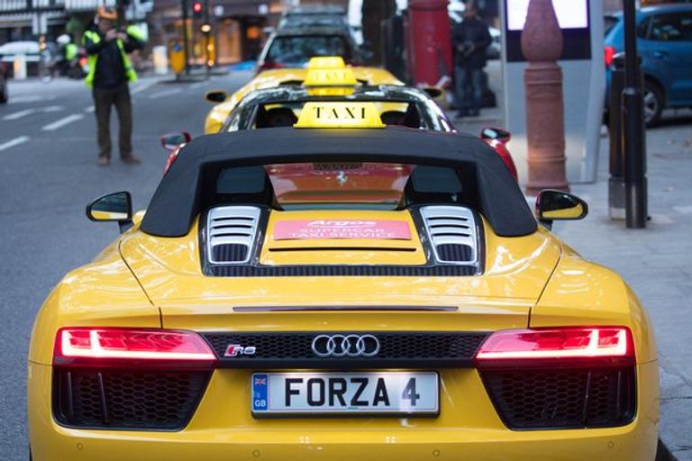 سيارات فارهة أمام متجر Argos لعملاء لعبة فورزا هورازيون 4