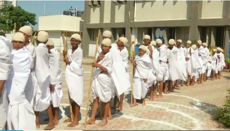 أطفال المدارس بالهند يحاكون هيئة غاندي