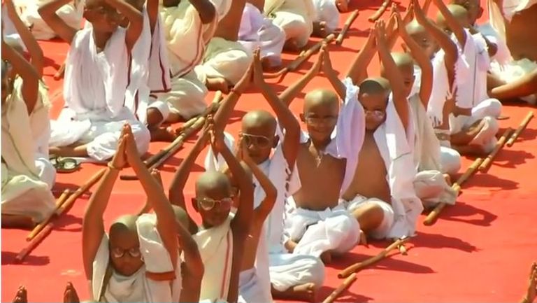 أطفال المدارس بالهند يحاكون هيئة غاندي