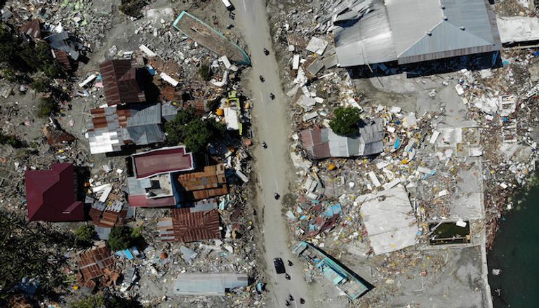  زلزال مدمر وموجات مد تضرب إندونيسيا