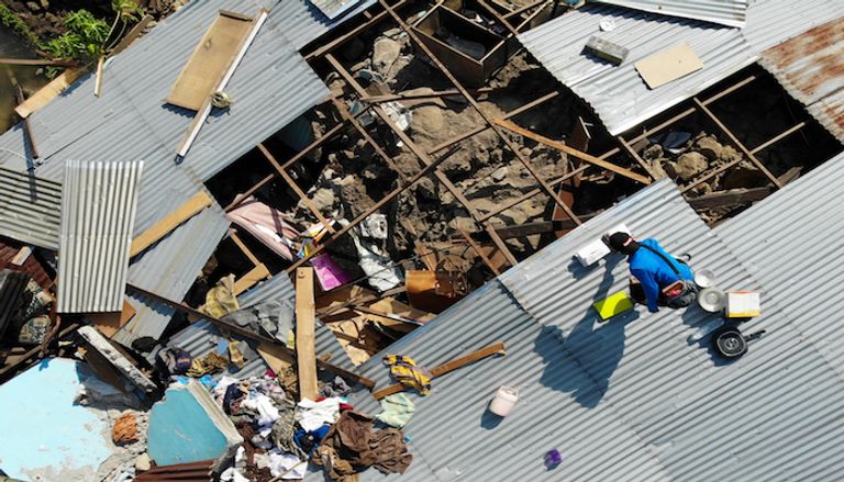  زلزال مدمر وموجات مد تضرب إندونيسيا