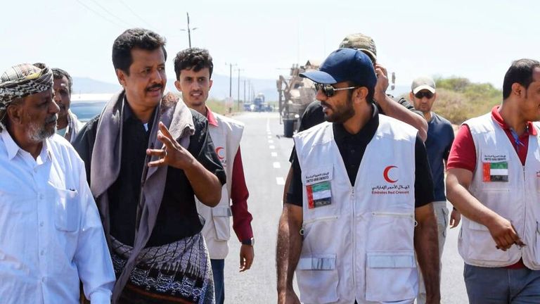 الهلال الأحمر الإماراتي يفتتح طريق جلعه - بلحاف الدولي في شبوة اليمنية