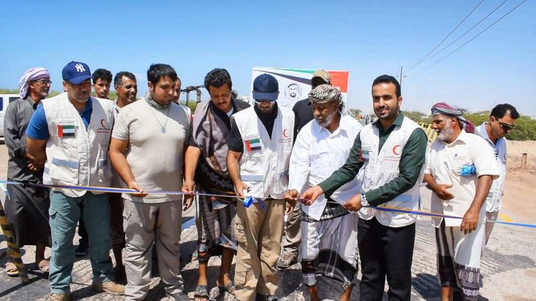 الهلال الأحمر الإماراتي يفتتح طريق جلعه - بلحاف الدولي في شبوة اليمنية