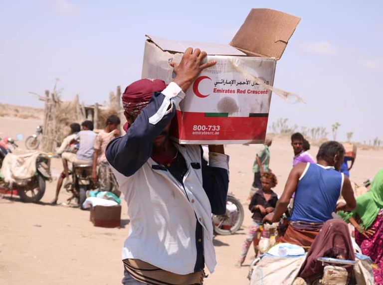 الهلال الأحمر الإماراتي يقدم مساعدات إنسانية لـ3500 يمني بالحديدة 