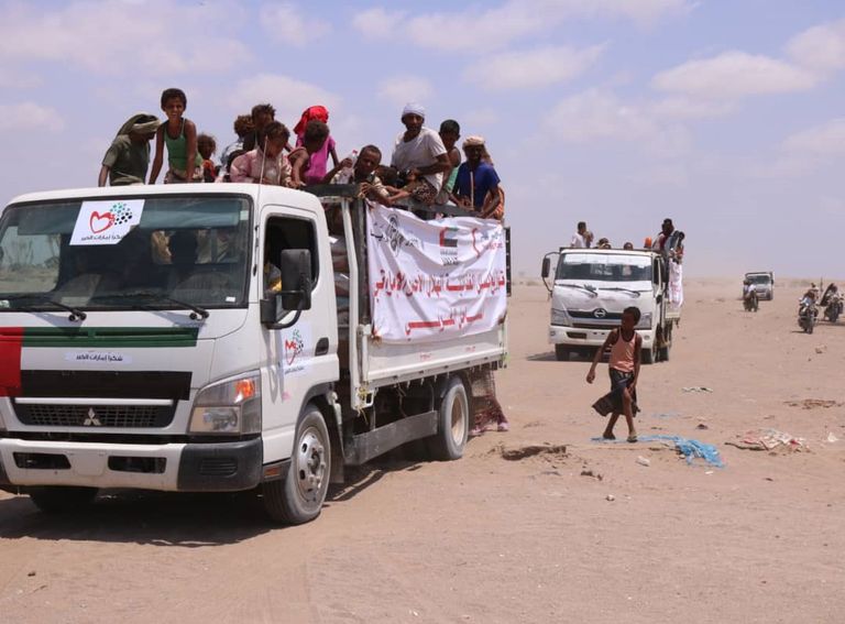 الهلال الأحمر الإماراتي يقدم مساعدات إنسانية لـ3500 يمني بالحديدة 