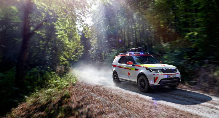 "لاند روفر ديسكفري" ضمن أسطول الاستجابة في الصليب الأحمر