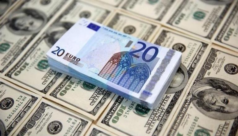 الدولار يقفز مقابل اليورو