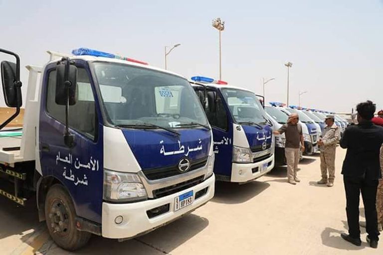 محافظ حضرموت وممثل وزارة الداخلية الإماراتية أمام مركز الأمن بالمكلا