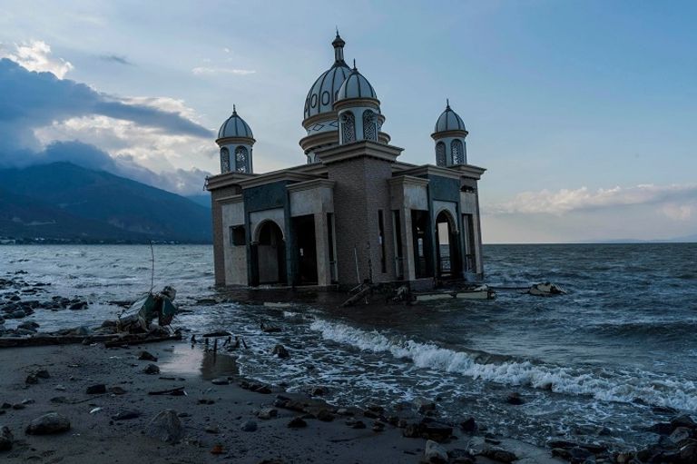 زلزال مدمر يضرب إندونيسيا