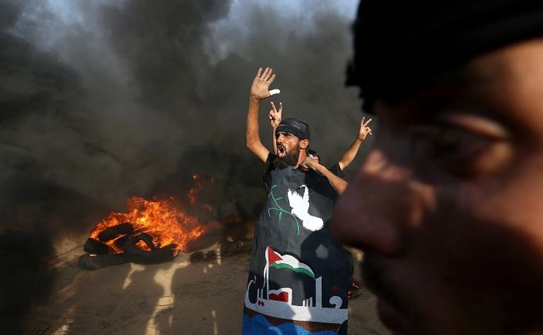 جانب من الاشتباكات بين الفلسطينيين وقوات الاحتلال جانب من الاشتباكات بين الفلسطينيين وقوات الاحتلال - رويترز