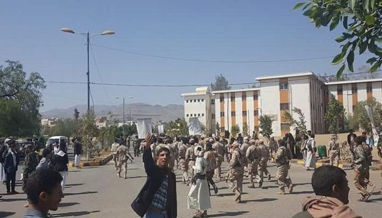عناصر الحوثي ترهب المواطنين في شوارع صنعاء