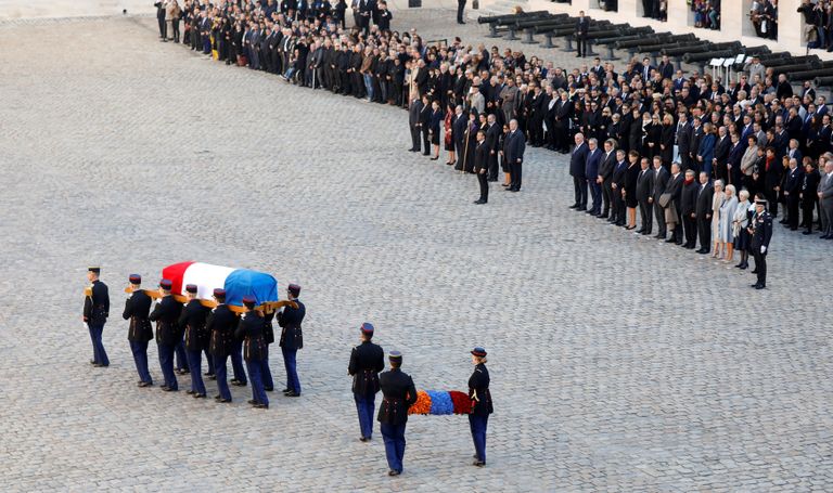 فرنسا تودع أيقونة الغناء شارل أزنافور