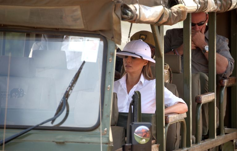 ميلانيا ترامب تطعم الأفيال في رحلة سفاري بكينيا 