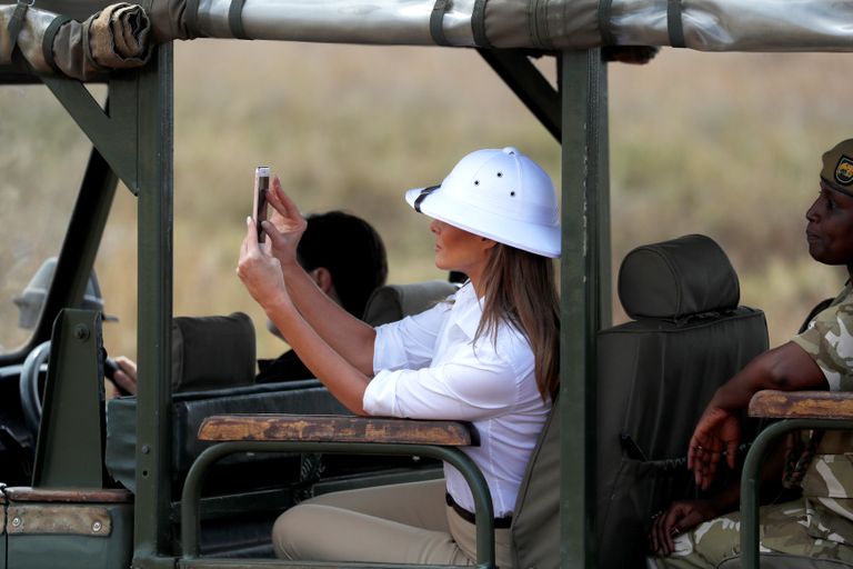 ميلانيا ترامب تطعم الأفيال في رحلة سفاري بكينيا 