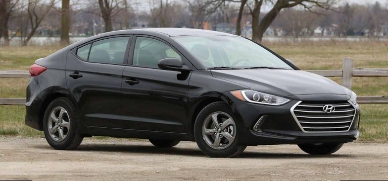 سيارة BMW الفئة السابعة موديل 740e