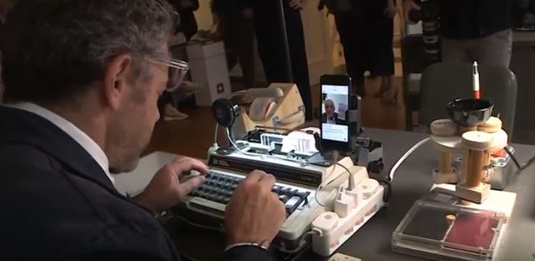 الفنان والنحات الأمريكي توم ساكس