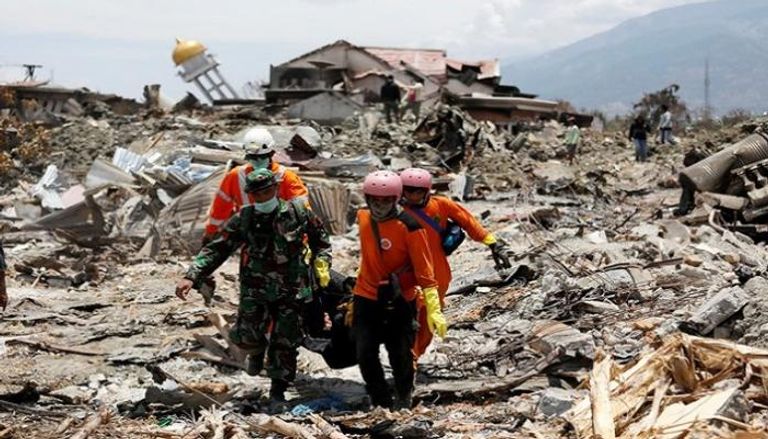عمليات البحث عن جثث ضحايا زلزال إندونيسيا