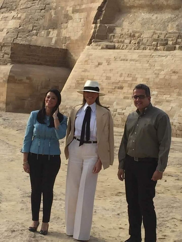 ميلانيا ترامب خلال زيارتها لمنطقة الأهرامات وأبوالهول