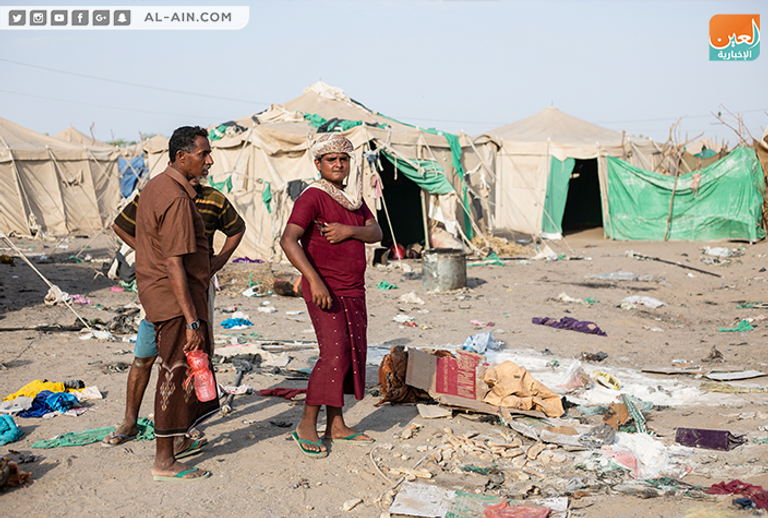 النازحون يتفقدون أثار الدمار الذي خلفته صواريخ الحوثي بالمخيم  سكان المخيم وسط الدمار والخراب جراء القصف الحوثي