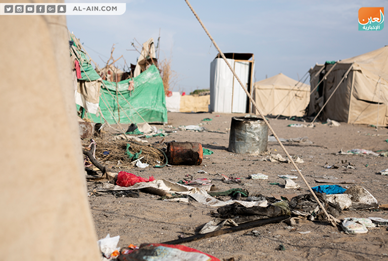 القصف الحوثي استهدف الاماكن الخاصة للنازحين. سكان المخيم وسط الدمار والخراب جراء القصف الحوثي