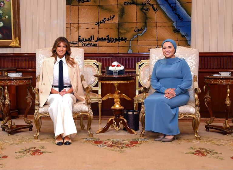 الرئيس المصري وقرينته يستقبلان ميلانيا ترامب