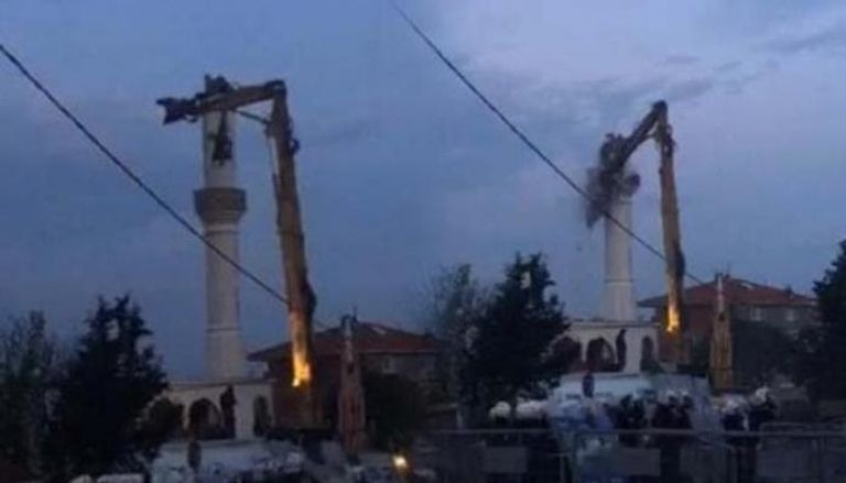 جرافات تركية تهدم مسجد 