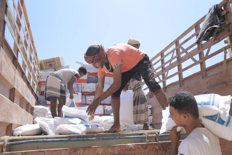 الهلال الأحمر الإماراتي يوزع مساعدات غذائية على الأهالي في حضرموت