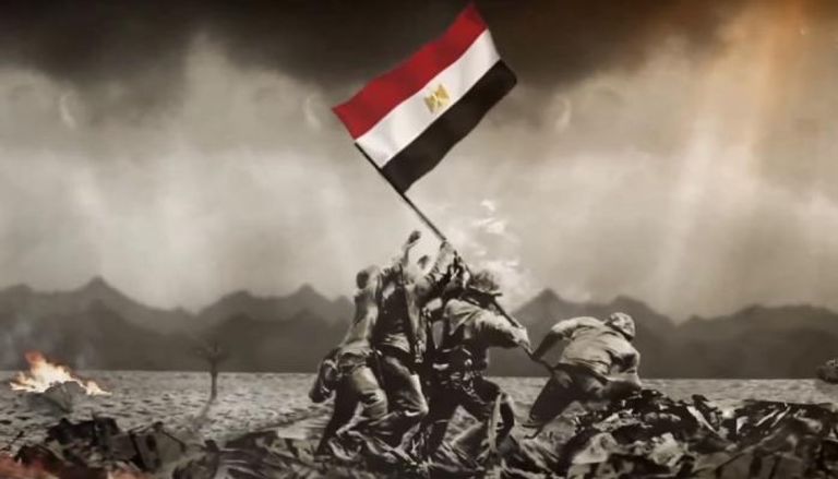 جنود مصريون يرفعون علم بلادهم في حرب أكتوبر