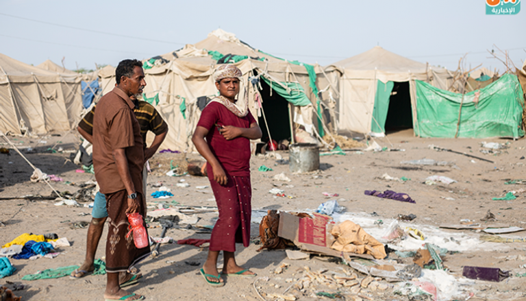 سكان المخيم وسط الدمار والخراب جراء القصف الحوثي