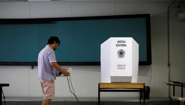 استعدادات بمراكز الاقتراع لانطلاق الانتخابات - رويترز